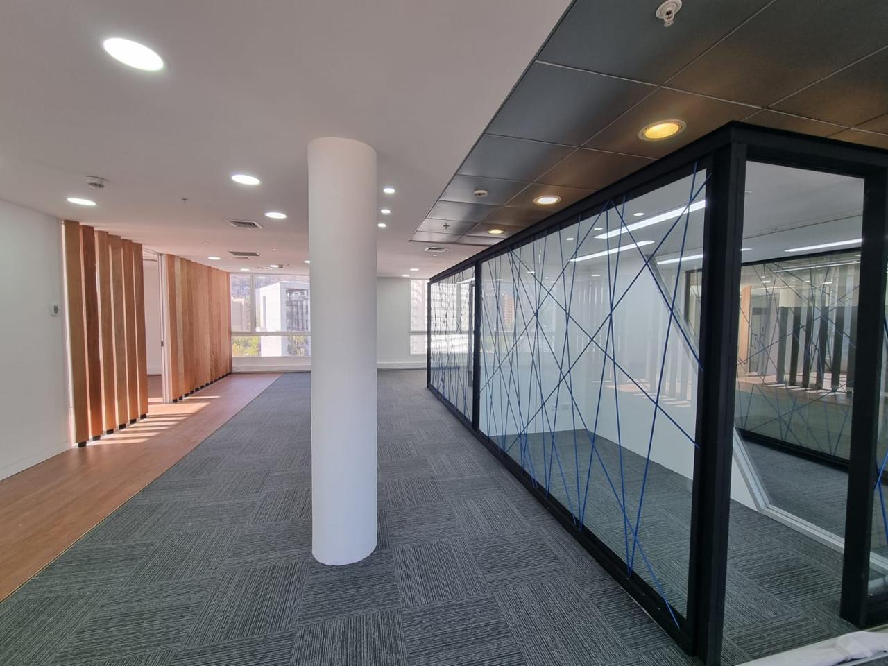 Interior clínica Everest con separador de ambiente de madera y oficinas tipo peceras